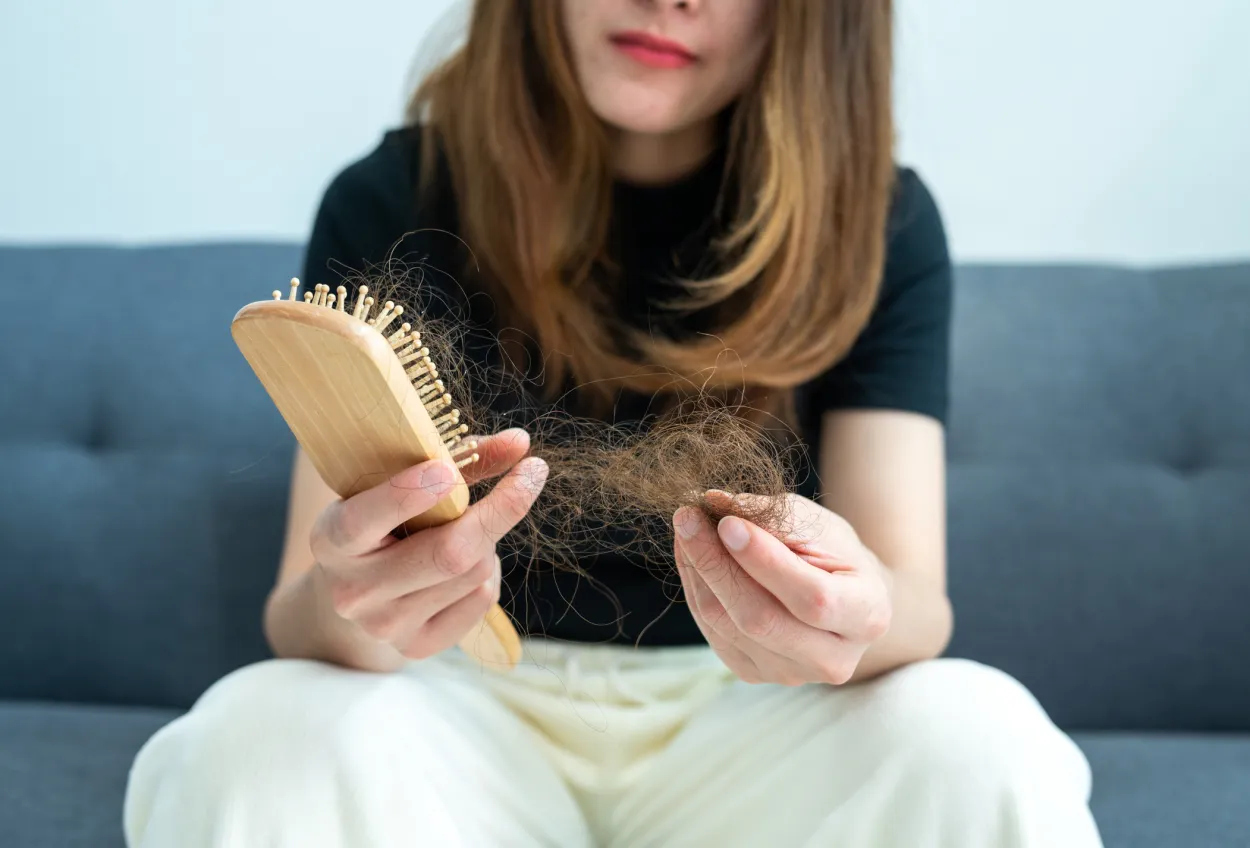 Persona con caída de cabello consultando por alopecia