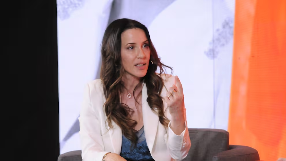 Dermatóloga explicando cuidado del skincare como prevención de salud