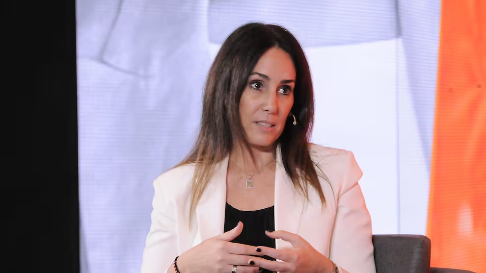 Panel de expertos hablando sobre innovación en salud y cuidado de la piel