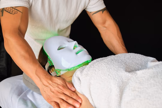 Tratamiento facial con máscara LED para mejorar la calidad de la piel